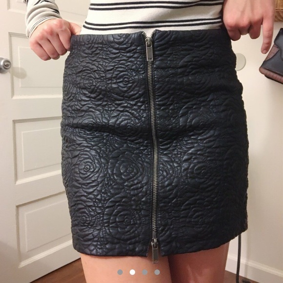 Black faux leather mini skirt with floral design - Picture 2 of 4